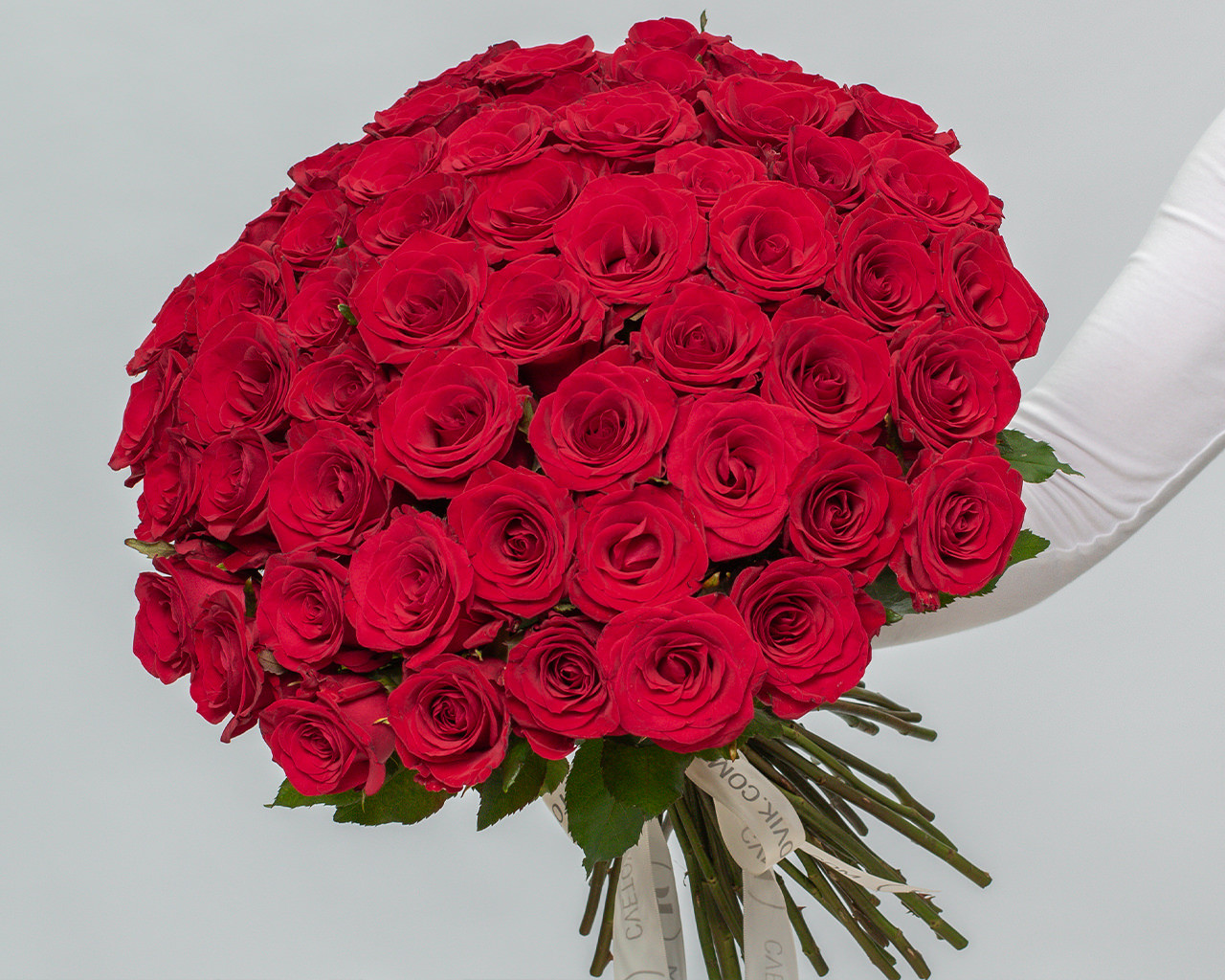 Букет из 5 красных роз с красной лентой, 50 см, Россия