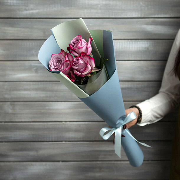 Букет из 3 розовых роз 60 см с лентой, Эквадор