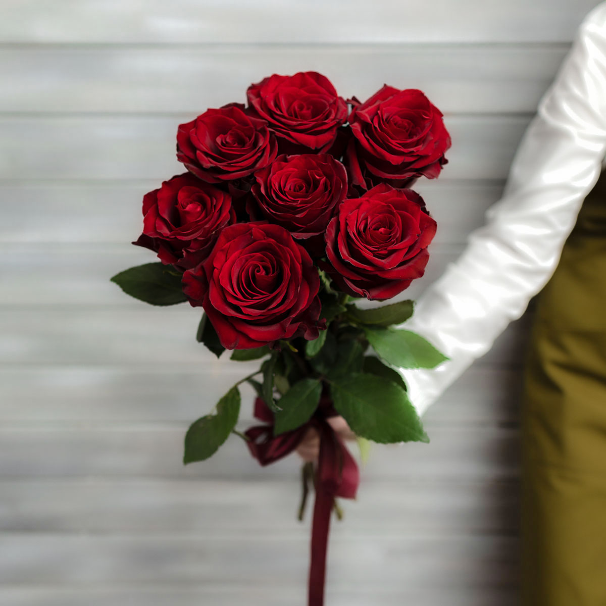 Букет из 5 красных роз с лентой, 50 см, Эквадор