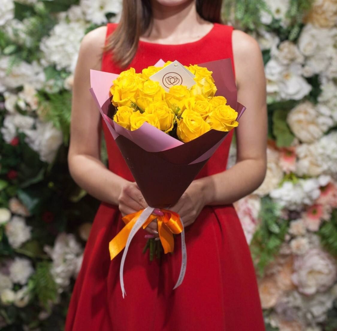 Букет из 19 желтых гвоздик в крафте с лентой, Голландия