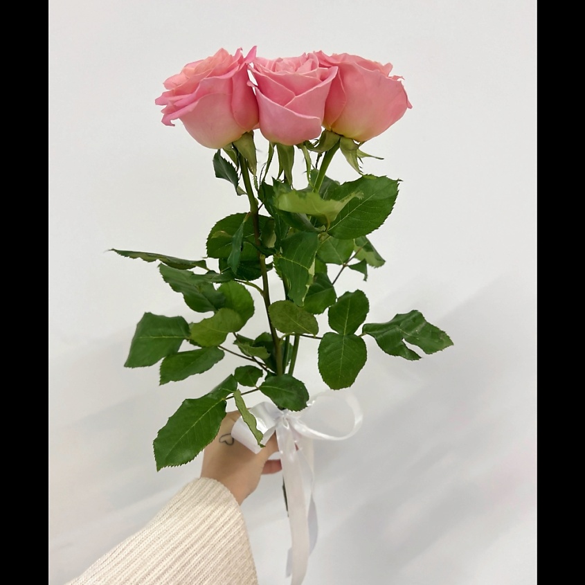 Букет из 3 розовых роз с лентой 50 см, Россия