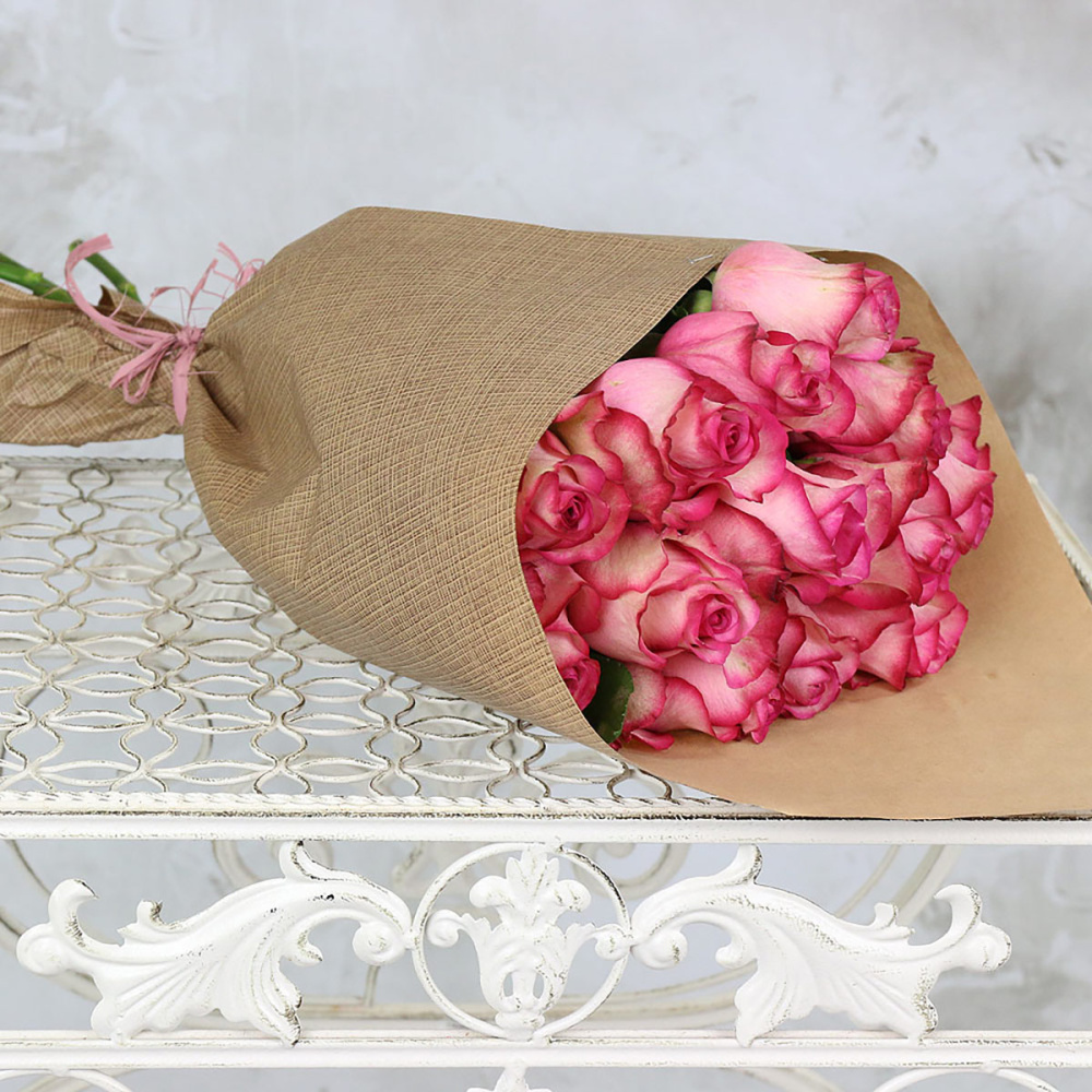 Букет из 15 розовых роз в крафте