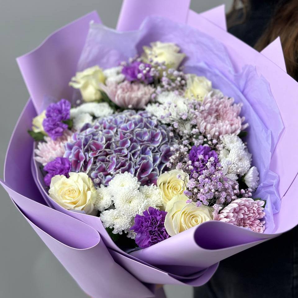 Букет из розовых роз и фиолетовой гортензии «Давай поговорим» (экзотические букеты)
