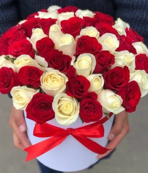 Букет из 5 красных роз и эвкалипта «Праздник»