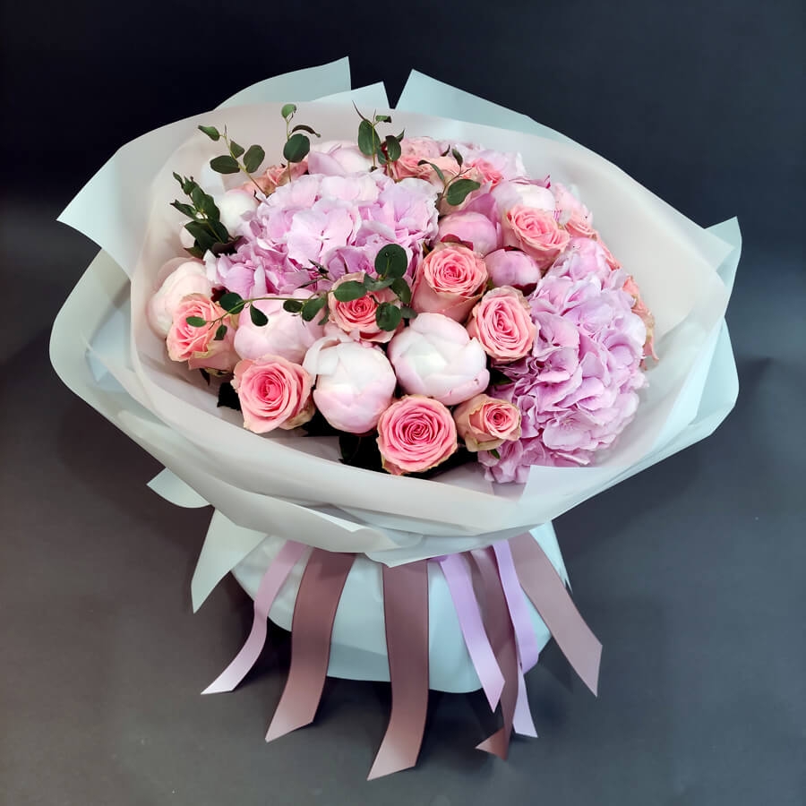 Букет из 3 розовых гортензий в темно-серой пленке