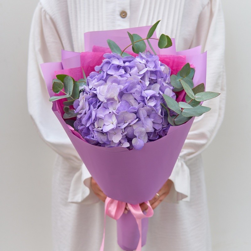 Букет из голубой гортензии в фиолетовой пленке