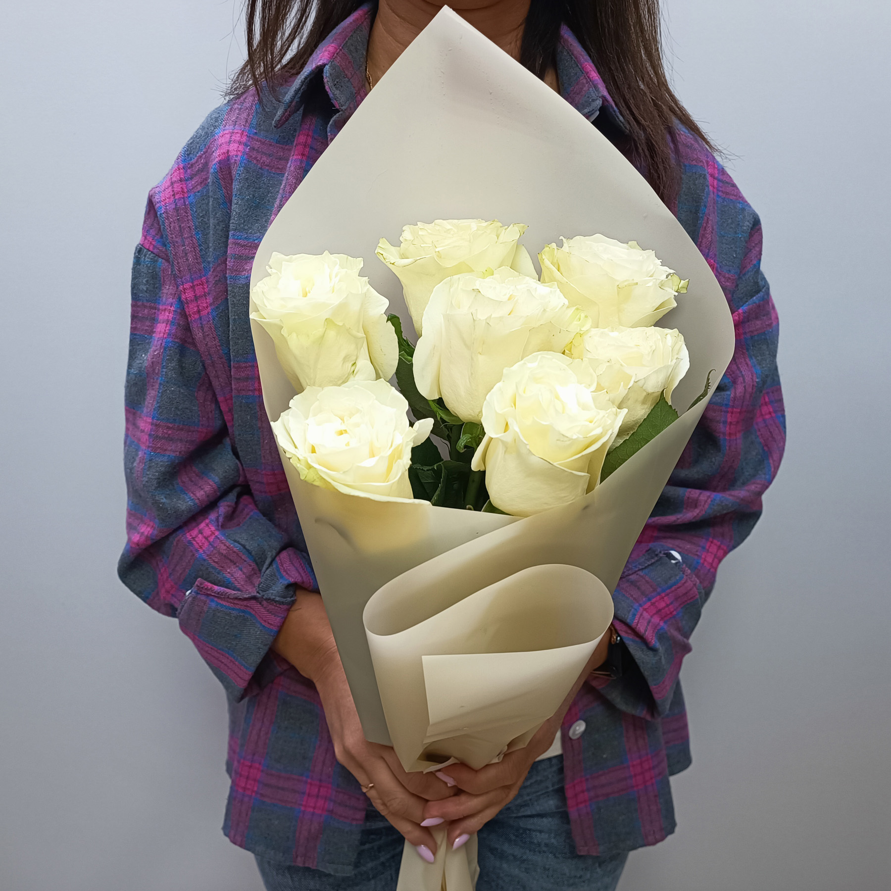 Букет из 7 белых роз «Мондиаль» с лентой, 50см, Эквадор