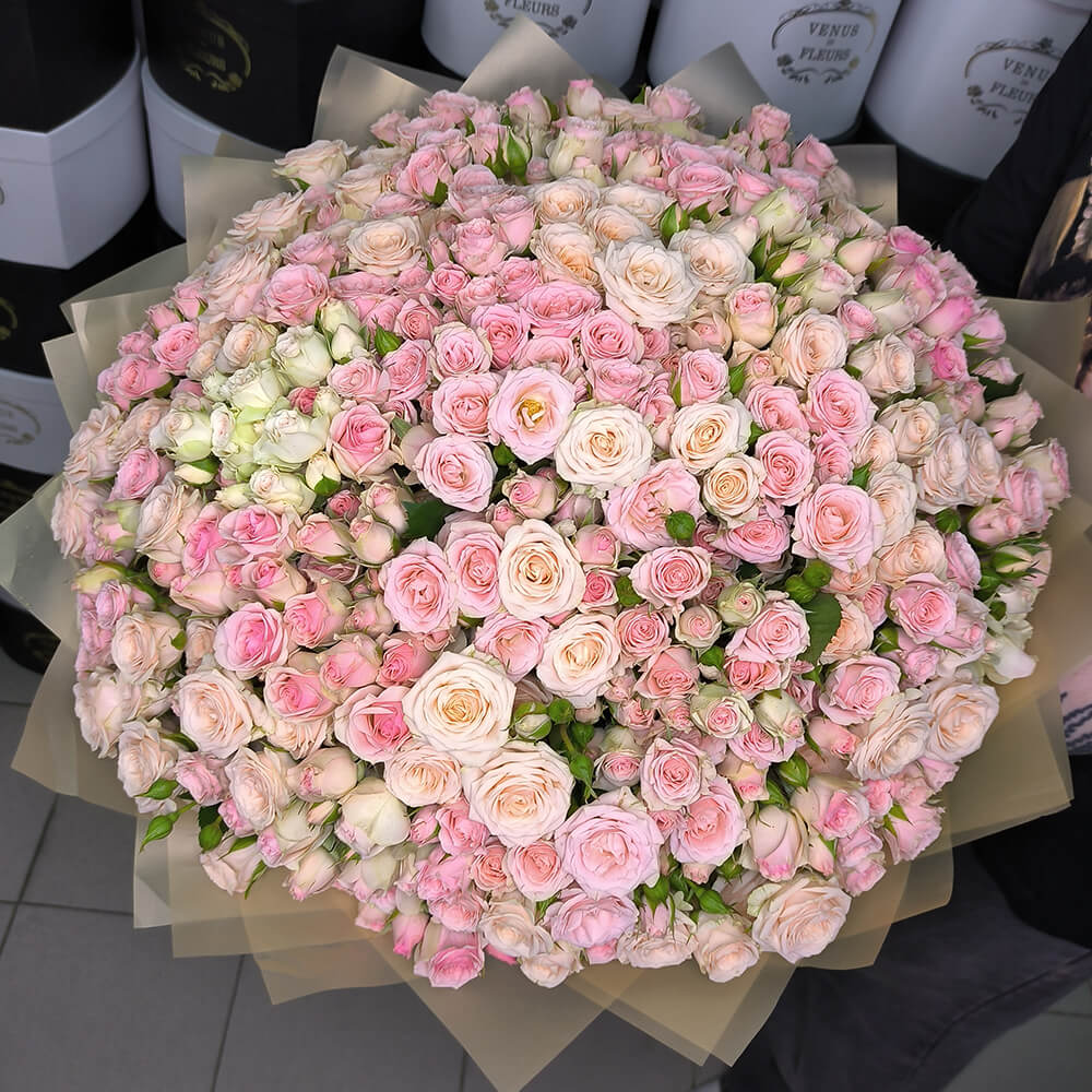 Букет из 101 кустовой розы микс в голубой пленке